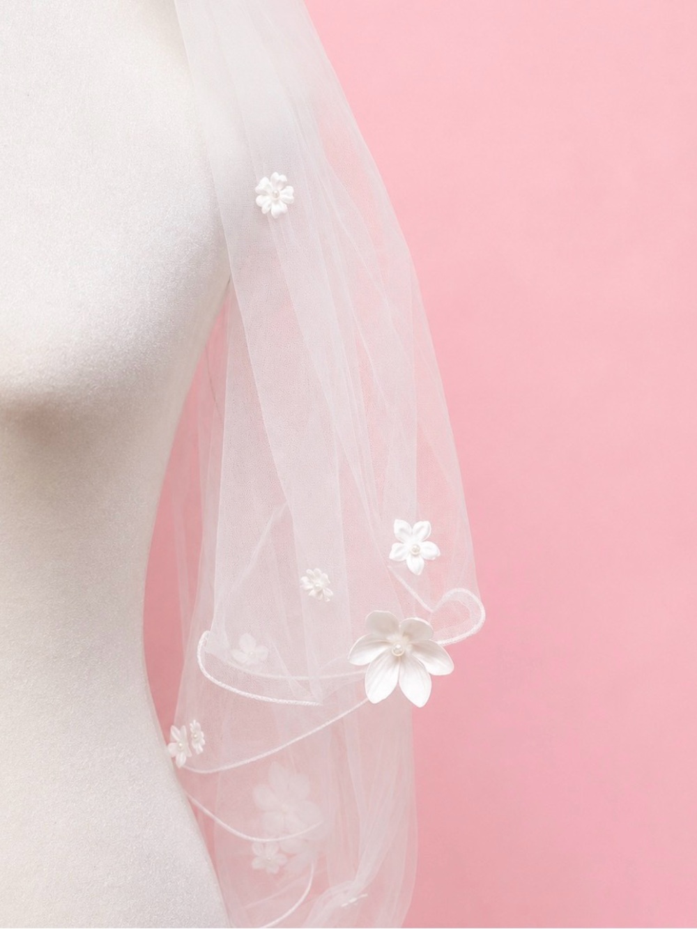 🪻🪻Elegant White Wedding Veil with Floral and Pearl Details - Picture 4 of 7